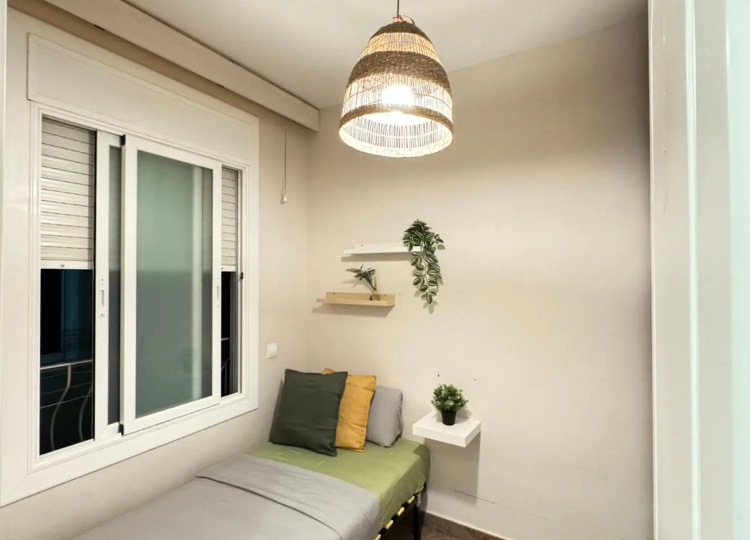 Rooms In A Charming Apartment In The Central Area의 연락처